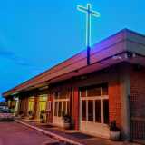 Nessun campanile, nessuna scalinata, niente sculture o decorazioni, solo una grande croce illuminata a neon che campeggia sul tetto. Quella di cui stiamo parlando � una chiesa �adattata�, nata nel 1995 l� dove sarebbe dovuto sorgere un supermercato 